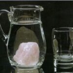Beneficio de beber agua con cristales
