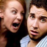 Mujer que pelea con los hombres
